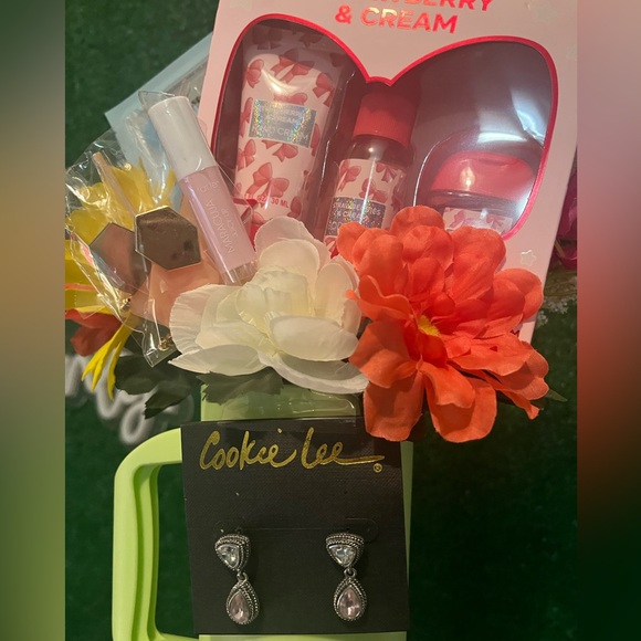 Loaded Tumble Bouquets - Picture 15 of 15